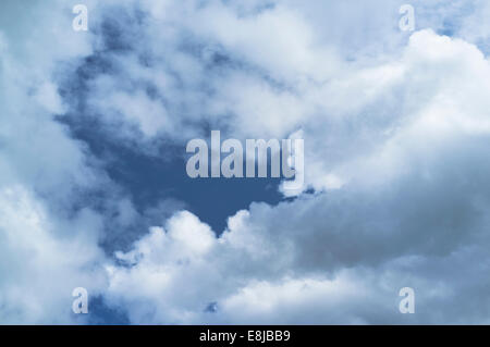 dh Wolken Himmel Wetter geschwollene weiße Wolken graue Wolke blauer Himmel Stockfoto