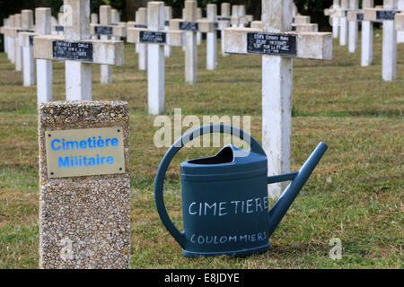 Gießkanne. Commonweatlth Kriegsgräber. Französische militärische Friedhof mit den Gräbern von 328 ColumŽriens, Englisch, Niederländisch und Af Stockfoto