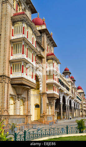 MYSORE PALAST KARNATAKA INDIEN FASSADE MIT FENSTERLÄDEN ZIMMER UND PAVILLONS Stockfoto