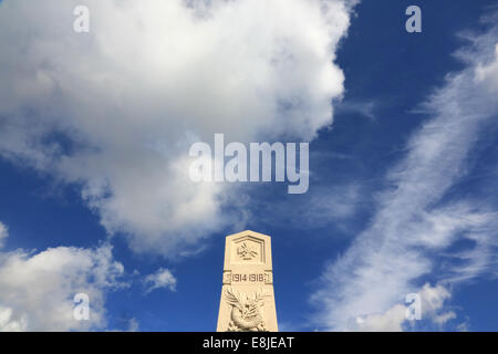 Das Denkmal. Commonweatlth Kriegsgräber. Französische militärische Friedhof mit den Gräbern von 328 ColumŽriens, Englisch, Niederländisch und Af Stockfoto