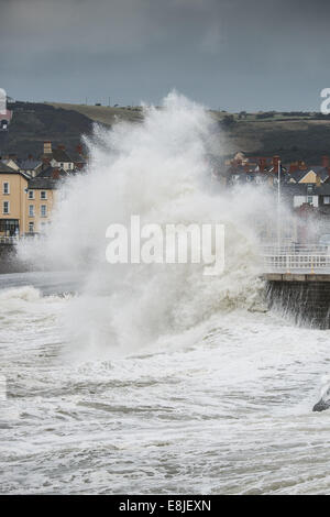 Aberystwyth, Wales, UK. 9. Oktober 2014. UK-Wetter. Starke Südwestströmung Böen bis zu kombinieren, 50 km/h und eine sehr hohe Flut um riesige Wellen um die Strandpromenade in Aberystwyth an der Westküste Wales, UK Teig zu erzeugen. Bildnachweis: Keith Morris/Alamy Live News Stockfoto