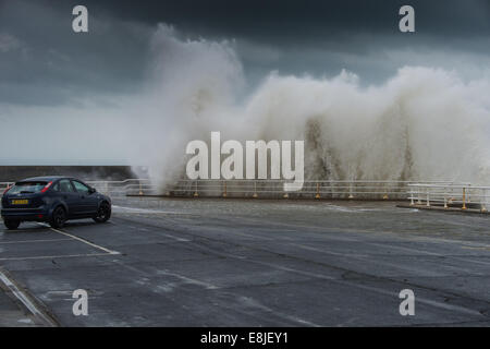 Aberystwyth, Wales, UK. 9. Oktober 2014. UK-Wetter. Starke Südwestströmung Böen bis zu kombinieren, 50 km/h und eine sehr hohe Flut um riesige Wellen um die Strandpromenade in Aberystwyth an der Westküste Wales, UK Teig zu erzeugen. Bildnachweis: Keith Morris/Alamy Live News Stockfoto