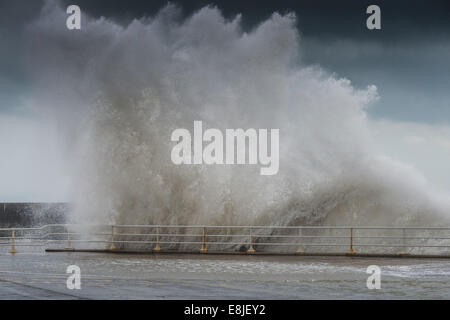 Aberystwyth, Wales, UK. 9. Oktober 2014. UK-Wetter. Starke Südwestströmung Böen bis zu kombinieren, 50 km/h und eine sehr hohe Flut um riesige Wellen um die Strandpromenade in Aberystwyth an der Westküste Wales, UK Teig zu erzeugen. Bildnachweis: Keith Morris/Alamy Live News Stockfoto