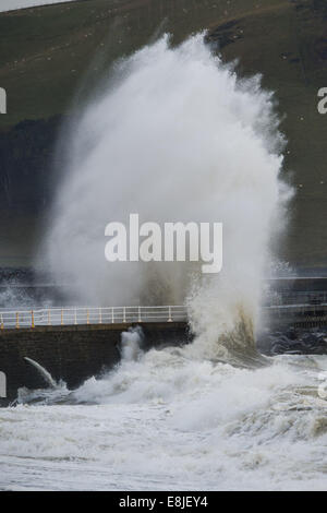 Aberystwyth, Wales, UK. 9. Oktober 2014. UK-Wetter. Starke Südwestströmung Böen bis zu kombinieren, 50 km/h und eine sehr hohe Flut um riesige Wellen um die Strandpromenade in Aberystwyth an der Westküste Wales, UK Teig zu erzeugen. Bildnachweis: Keith Morris/Alamy Live News Stockfoto