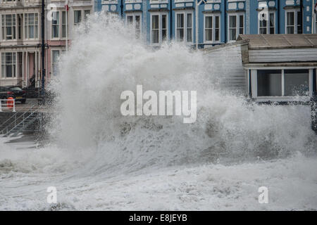 Aberystwyth, Wales, UK. 9. Oktober 2014. UK-Wetter. Starke Südwestströmung Böen bis zu kombinieren, 50 km/h und eine sehr hohe Flut um riesige Wellen um die Strandpromenade in Aberystwyth an der Westküste Wales, UK Teig zu erzeugen. Bildnachweis: Keith Morris/Alamy Live News Stockfoto