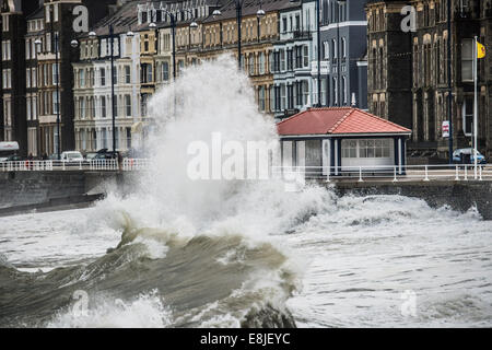 Aberystwyth, Wales, UK. 9. Oktober 2014. UK-Wetter. Starke Südwestströmung Böen bis zu kombinieren, 50 km/h und eine sehr hohe Flut um riesige Wellen um die Strandpromenade in Aberystwyth an der Westküste Wales, UK Teig zu erzeugen. Bildnachweis: Keith Morris/Alamy Live News Stockfoto