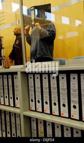 Defendent Halil S. wartet auf den Beginn der Anhörung im Prozess gegen mutmaßliche Mitglied der Al-Qaida Duesseldorf Terroritst Zelle in Düsseldorf, Deutschland, 9. Oktober 2014. Die Staatsanwaltschaft wird voraussichtlich seine Summe heute machen. Foto: HENNING KAISER/dpa Stockfoto