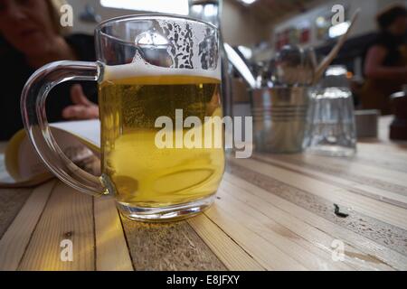 Ein Pint real Ale auf einen Sonntagmittag in der frisch renovierten viktorianischen Altrincham Markthalle in cheshire Stockfoto