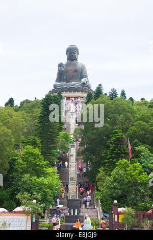 HONG KONG - 1. Juli: Tian Tan Giant Buddha vom Po Lin Kloster, Lantau Island in Hongkong am 1. Juli 2014. Es ist eine große ce Stockfoto