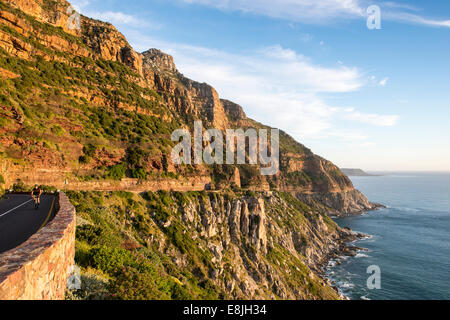 Radsportler, die Straße bis Chapmans Peak entlang der Steilküste mit Blick auf den Atlantik, Kapstadt, Südafrika Stockfoto