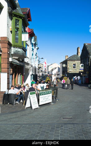 dh KESWICK LAKE DISTRICT-Menschen, die im freien Frühstück Keswick Hauptstraße Stockfoto