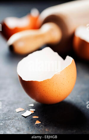 Hintergrund mit Eierschale und Nudelholz Backen Stockfoto