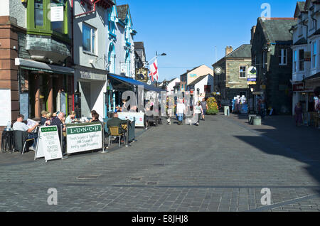 dh KESWICK LAKE DISTRICT-Menschen, die im freien Frühstück Keswick Hauptstraße Stockfoto