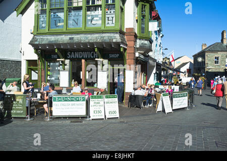 dh Sandwick Shop KESWICK Seengebiet Menschen, die im freien Frühstück Keswick Hauptstraße Stockfoto