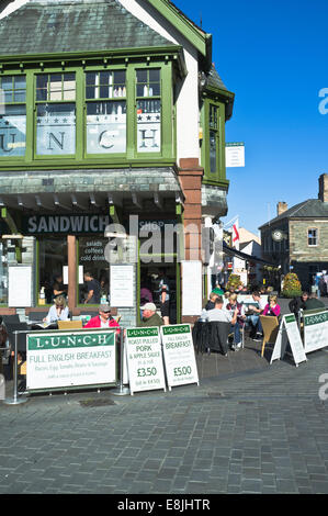 dh Sandwick Shop KESWICK Seengebiet Menschen, die im freien Frühstück Keswick Hauptstraße Stockfoto