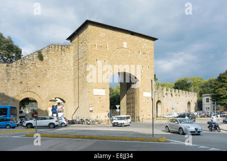 Piazzale della Porta Romana mit steinernen Tor & Wand Mauern gebaut im Jahre 1326 nach Rom von der Ausfahrt befestigte Stadt Florenz Italien Stockfoto