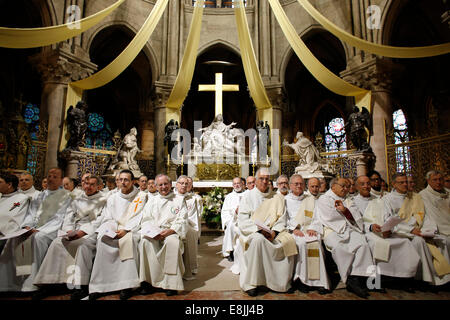 Weihe von Monseigneur Michel Aupetit in der Kathedrale von Notre-Dame de Paris. Gruppe von Priestern. Stockfoto