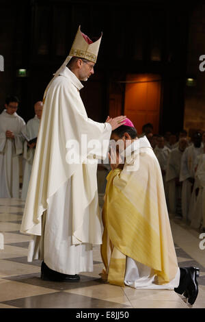 Weihe von Monseigneur Michel Aupetit in der Kathedrale von Notre-Dame de Paris. Das Auflegen der Hände und des Gebets. Stockfoto