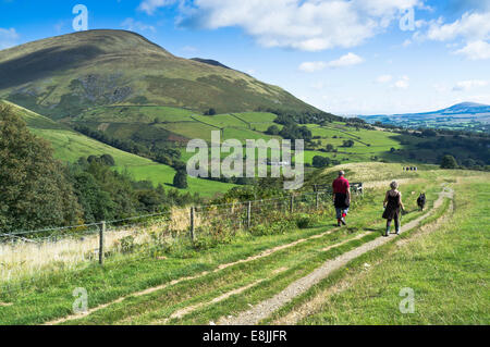 dh Latrigg KESWICK LAKE DISTRICT paar Spaziergang Hund Fußweg cumbrian Hill uk cumbria Nationalpark Pfad ländliche Landschaft englisches Land Stockfoto