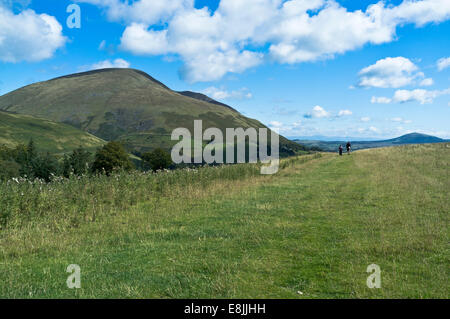 Dh Latrigg KESWICK, LAKE DISTRICT Paar Fußweg und Blencathra Saddleback hill Großbritannien Stockfoto