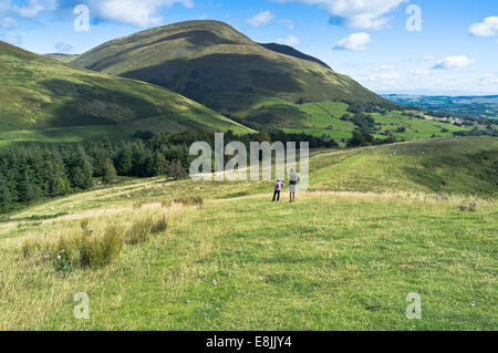 Dh Latrigg KESWICK, LAKE DISTRICT Paar Wanderer Wanderweg und Blencathra Saddleback hügel landschaft Land Stockfoto