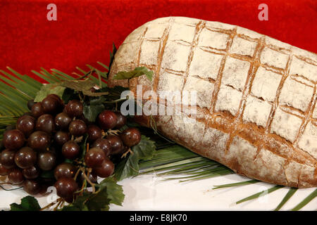 Gründonnerstag feiern. Brot und schwarzen Trauben als Symbol für das letzte Abendmahl Jesu Christi. Stockfoto