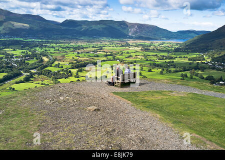 Dh Latrigg KESWICK, LAKE DISTRICT Paar Sitzbank Küchelberg cumbria National Park Menschen Landschaft Stockfoto