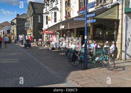 dh Brysons Bäckerei KESWICK LAKE DISTRICT People alfresco Café Keswick Hauptstraße Stockfoto