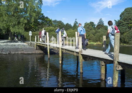 dh Derwent Water National Park UK KESWICK LAKE DISTRICT Touristischer Wanderer Wandern Hawes End Landungssteg cumbria england People Group Hiking Stockfoto