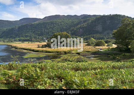 Dh Derwent Water DERWENT LAKE DISTRICT Paar touristische Wanderer auf Lakeside path Bleaberry fiel Lodore Falls Hotel Stockfoto