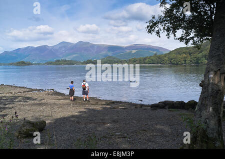 dh Nationalpark england DERWENT WASSER SEE BEZIRK paar Touristen Spaziergänger Hunde schwimmen uk Hund cumbria Menschen Stockfoto