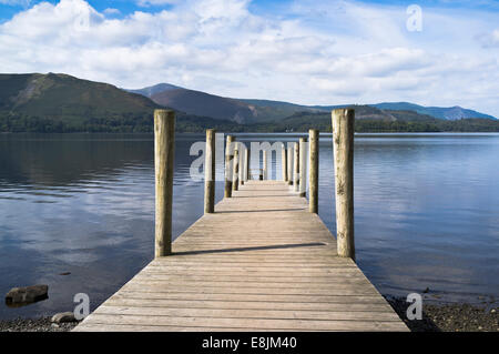 dh Derwent Water DERWENT LAKE DISTRICT Barrow Bay hölzernen Bootssteg Steg Stockfoto