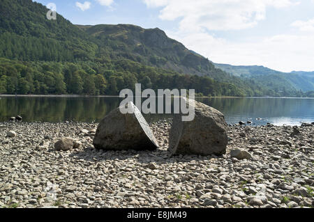 dh Derwent Water DERWENT LAKE DISTRICT National Trust hundertjährigen Stein Falcon Crag Stockfoto