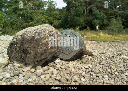 dh Derwent Water DERWENT LAKE DISTRICT National Trust hundertjährigen Stein Stockfoto