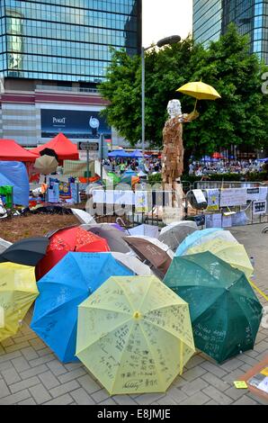 Hong Kong. 9. Oktober 2014. Kunstwerke mit Sonnenschirmen werden auf den 12. Tag der pro-Demokratie-Protest, bekannt als "Occupy Central", die blockiert Verkehr auf Hauptstraßen in der Innenstadt von Hongkong angezeigt. Das Dach ist ein Symbol des Protests geworden, nachdem Schüler versucht, sich zu verteidigen, von der Polizei mit Pfefferspray mit Sonnenschirmen. Die Stimmung bleibt meist friedlich, obwohl belästigt Bewohner zunehmend wütend mit den gesperrten Straßen sind. Bildnachweis: Stefan Irvine/Alamy Live-Nachrichten Stockfoto