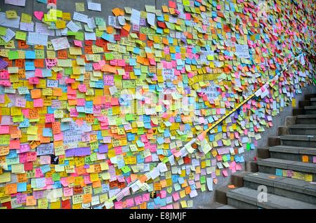 Hong Kong. 9. Oktober 2014. Menschen die Botschaften der Unterstützung für die pro-Demokratie-Proteste sind an den Wänden von einem Regierungsgebäude, die als "Lennon Mauer", am 12. Tag des pro-demokratischen Protestes bekannt als "Occupy Central" bekannt geworden ist gebucht. Die zivilen Ungehorsams Bewegung begann in Reaktion auf Chinas Entscheidung nur Beijing überprüft Kandidaten in der Stadt 2017 Wahl für die zivilen Spitzenposition des Chief Executive stehen lassen. Bildnachweis: Stefan Irvine/Alamy Live-Nachrichten Stockfoto