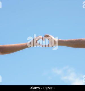 zwei Hände bilden ein Herz Stockfoto