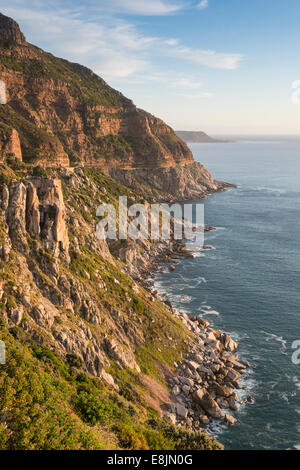 Zeigen Sie südlich von Chapmans Peak entlang der Steilküste mit Blick auf den Atlantik, Kapstadt, Südafrika an Stockfoto