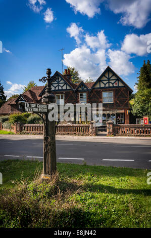 Alten Holzschild im Dorf Albury, Surrey, UK Stockfoto