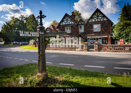 Alten Holzschild im Dorf Albury, Surrey, UK Stockfoto