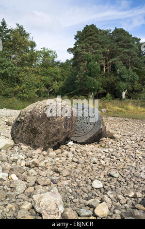 dh Derwent Water DERWENT LAKE DISTRICT National Trust hundertjährigen Steinskulptur Stockfoto