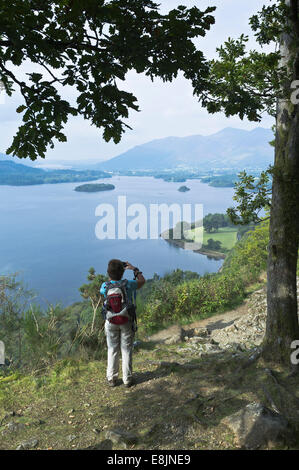 dh Surprise View DERWENT WATER LAKE DISTRICT Frau Wanderer unter Aussichtspunkt vista Foto cumbria Menschen Wanderer mit Kamera Fotograf Fotos uk Stockfoto