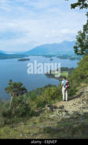 dh Surprise View DERWENT WATER LAKE BEZIRK Frau Wanderer Aussichtspunkt vista uk cumbria Wanderer Stockfoto