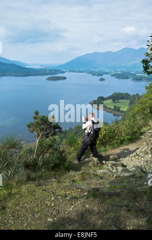 dh Überraschung Ansicht DERWENT WATER LAKE DISTRICT männlichen Wanderer mit Aussichtspunkt Vista fotografieren Stockfoto