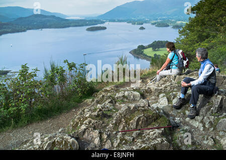 dh Surprise View DERWENT WATER LAKE DISTRICT Frauen Wanderer Aussichtspunkt vista cumbria keswick Stockfoto