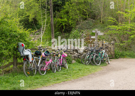 Fahrräder auf dem Monsal Trail am Monsal Kopf, wo Radfahrer sie laufen gelassen haben, den steilen Weg nach unten in Monsal Dale selbst. Stockfoto