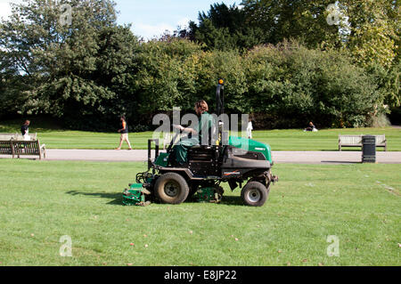 Gärtner, Rasenmähen im Regents Park, London, UK Stockfoto