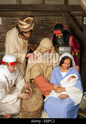 Lebende Krippe Weihnachten in eine mittelalterliche Scheune nachgestellt Stockfoto