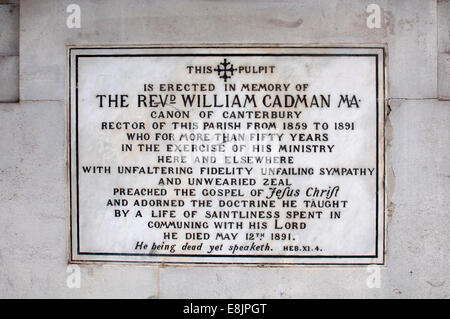 Gedenktafel an einem Marylebone Gebäude, ehemaliger Holy Trinity Church, London, UK Stockfoto