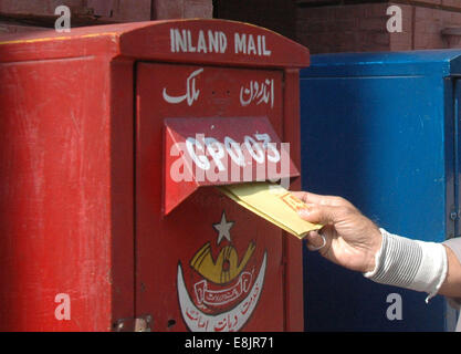 Lahore. 9. Oktober 2014. Ein pakistanischer Mann Beiträge einen Brief in einem Postfach auf den Welttag der Post im östlichen Pakistan Lahore, auf 9. Oktober 2014. Welttag der Post feiert man jedes Jahr am 9. Oktober, dem Jahrestag der Gründung von der Universal Postal (WPV) im Jahre 1874 in der Schweizer Hauptstadt Bern. Es wurde erklärt, dass Welttag der Post durch den Kongress des Weltpostvereins in Tokio, Japan, im Jahre 1969 statt. © Schröder/Xinhua/Alamy Live-Nachrichten Stockfoto